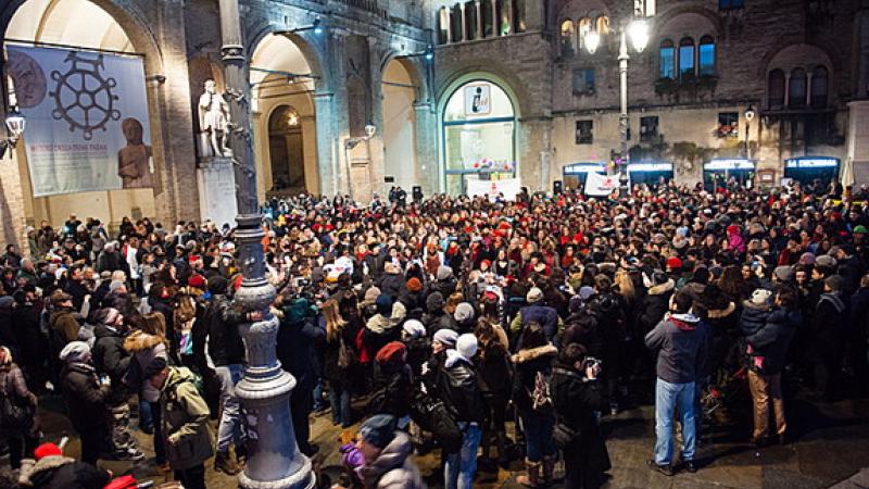 Violenza alle donne: flash mob in Piazza