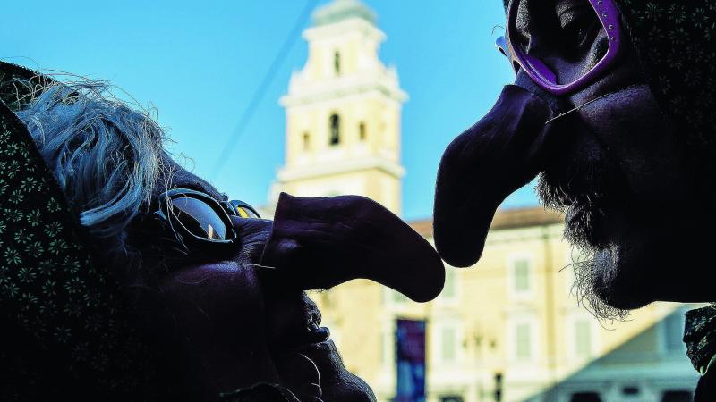 La Befana vien... in moto, con le ciaspole e sulla pista da ballo: l'agenda