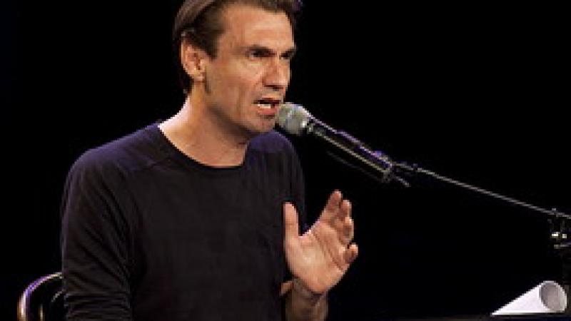 Fabrizio Gifuni nei panni dell'antieroe di Camus