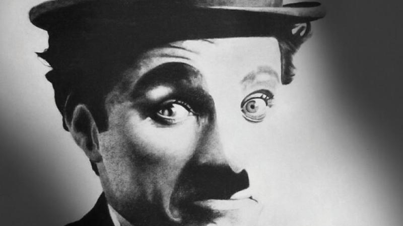 Charlot al pianoforte