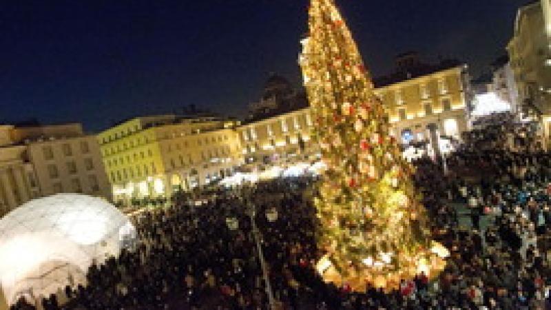 Si accende l'albero di Natale