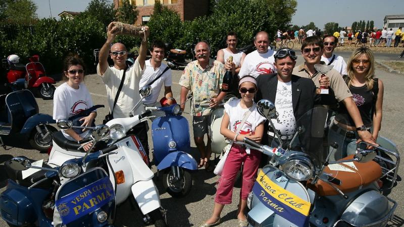 Tutti in sella col raduno del Vespa Club Parma