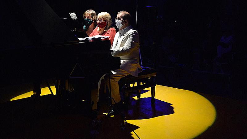 Stasera si suona il piano a sei mani