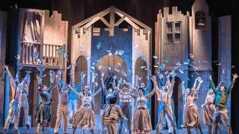 «Aggiungi un posto a tavola»: musical dal fascino senza tempo 