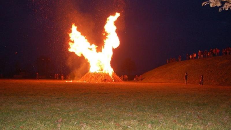 Premi alle maschere, falò e veglione