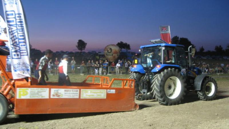 Fast Pulling in notturna: il trattore protagonista 