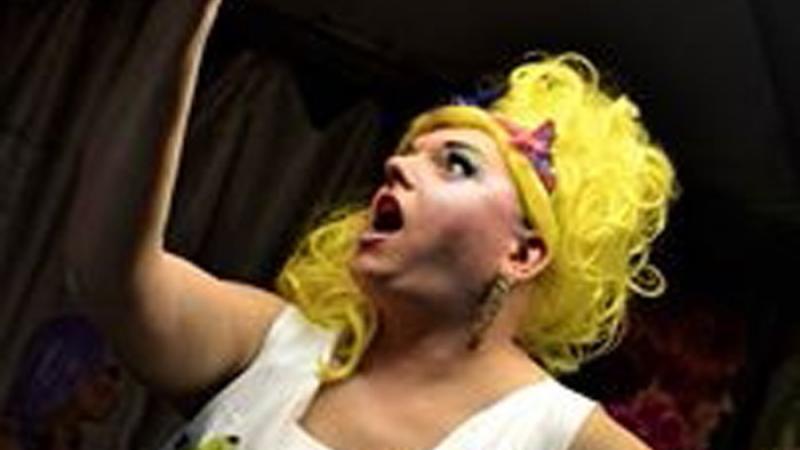 Ape e Gemma Jones nel drag queen show