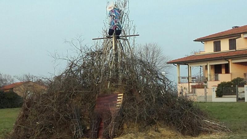 Un maxi falo' per salutare il carnevale