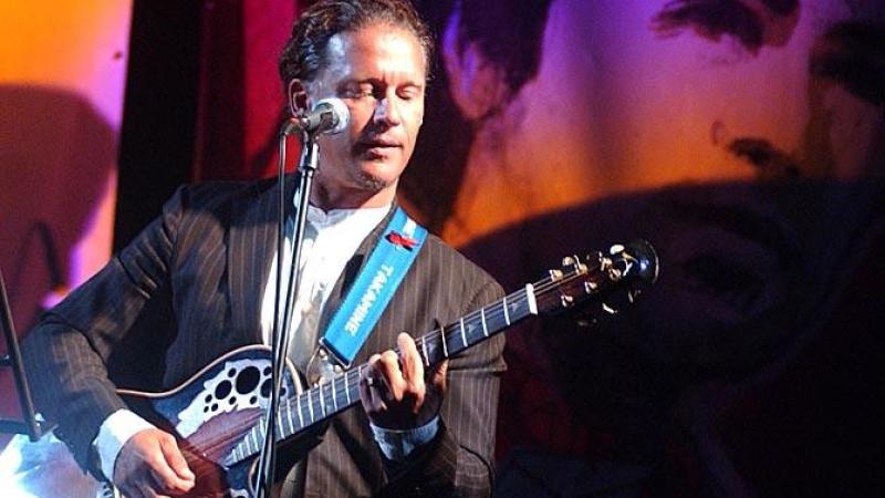Musica dal vivo con Simone Valeo