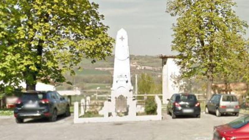 Cerimonia al monumento ai caduti