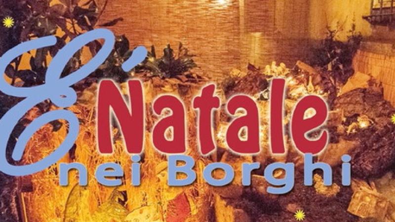 Tre alberi di Natale e un presepio all'aperto