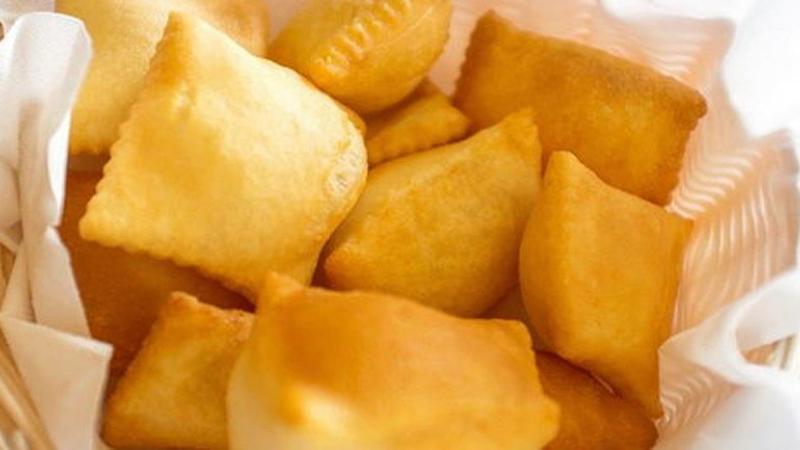 In via Zarotto bancarelle  e torta fritta