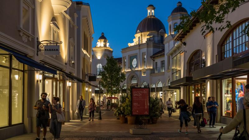 Fidenza Village: l'ultima Shopping Night con musica