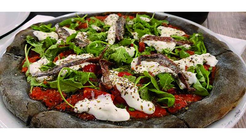 Pizzeria Canalvecchio: nera o tradizionale, quando la pizza si fa in quattro