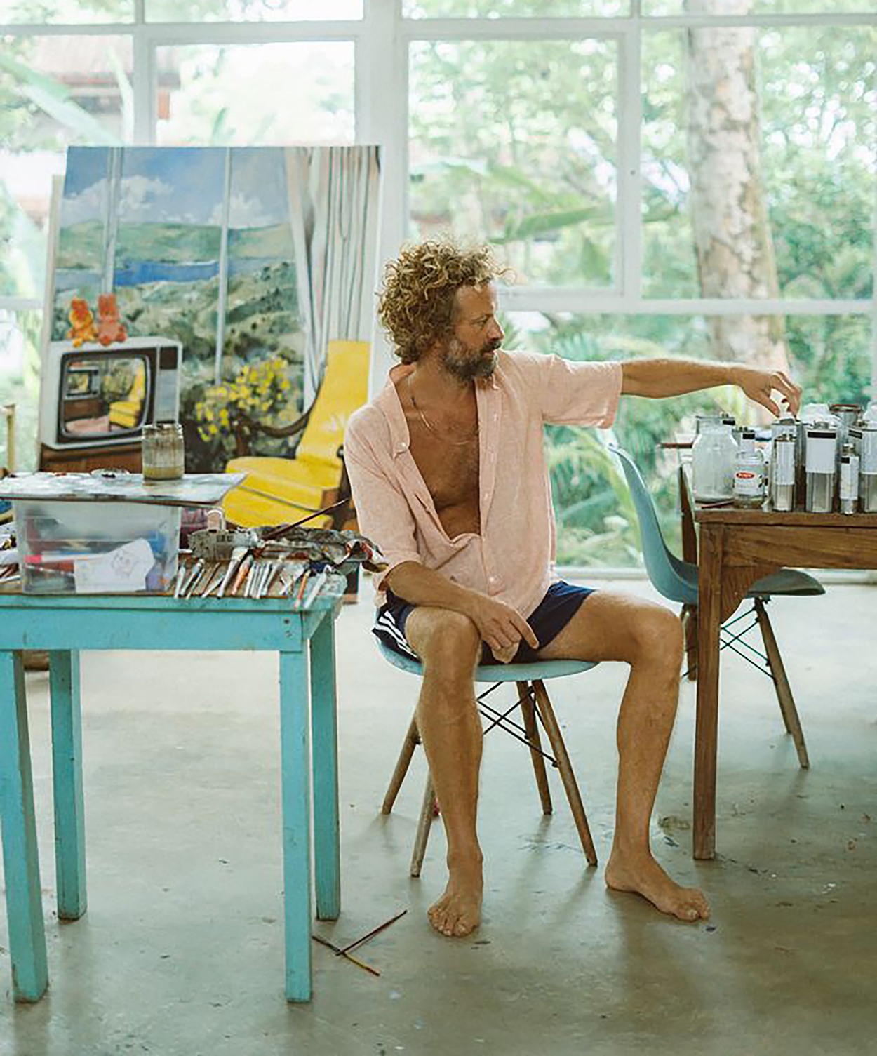 Oliver Clegg nel suo studio, 2024. Courtesy Jade Madoe.