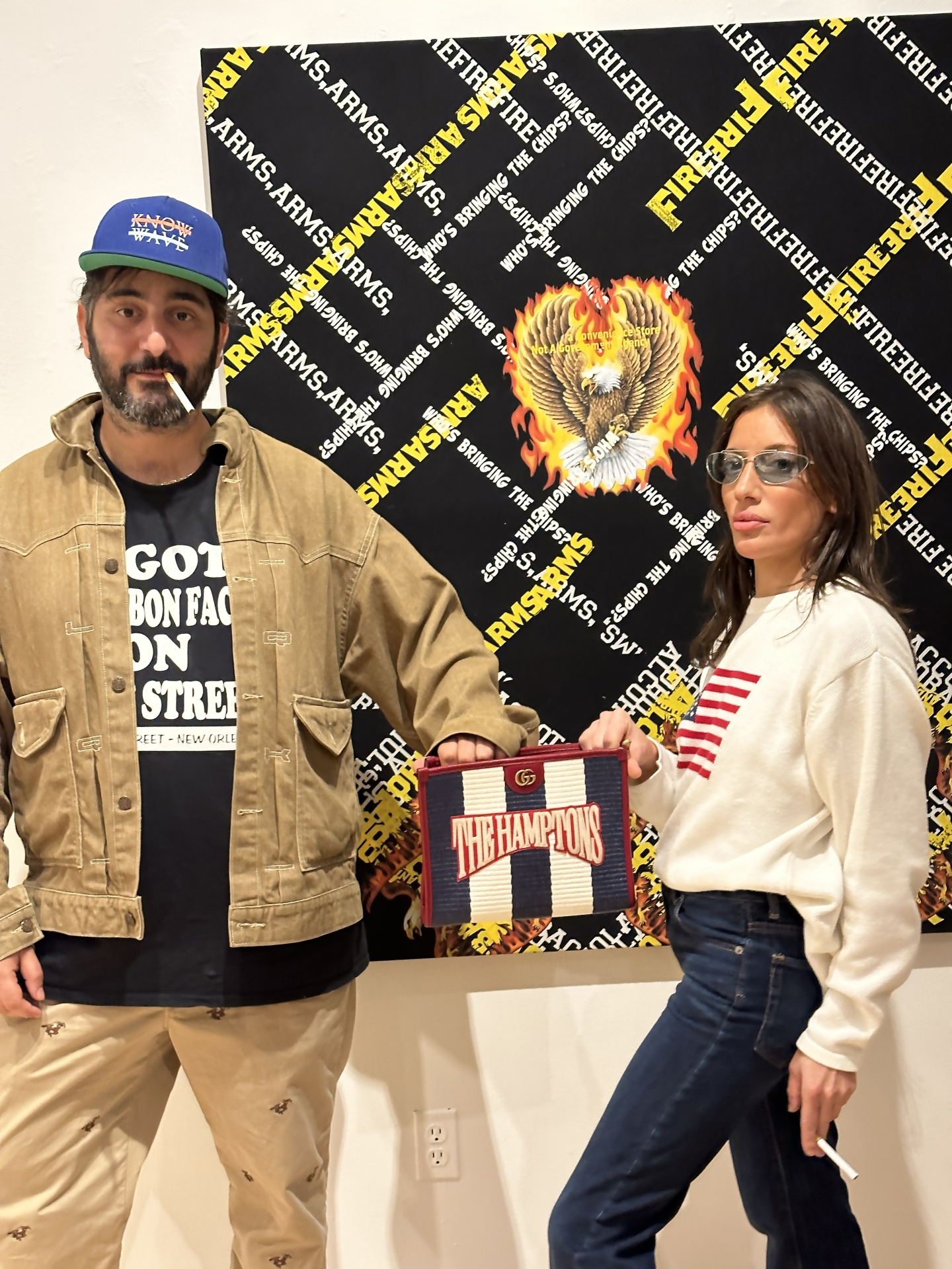 Jamian Juliani con l'artista  Borna Sammak, di fronte all'opera «The Chips», 2020, image courtesy @Dragone_arte.